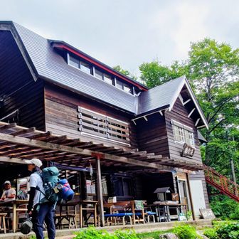 登山口の猿倉荘到着、1245m
・インドネシアの女性2人が昼から小屋の予約無しで登ろうとしていて、指導員から注意されていた。