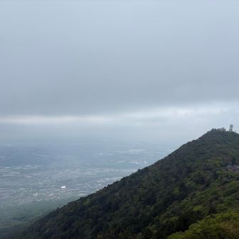 女体山山頂より④
男体山⛰️は見える！
ここで山登りは終わりと思ってるみんな
甘いな、あっちまで行くよー🚶‍♀️