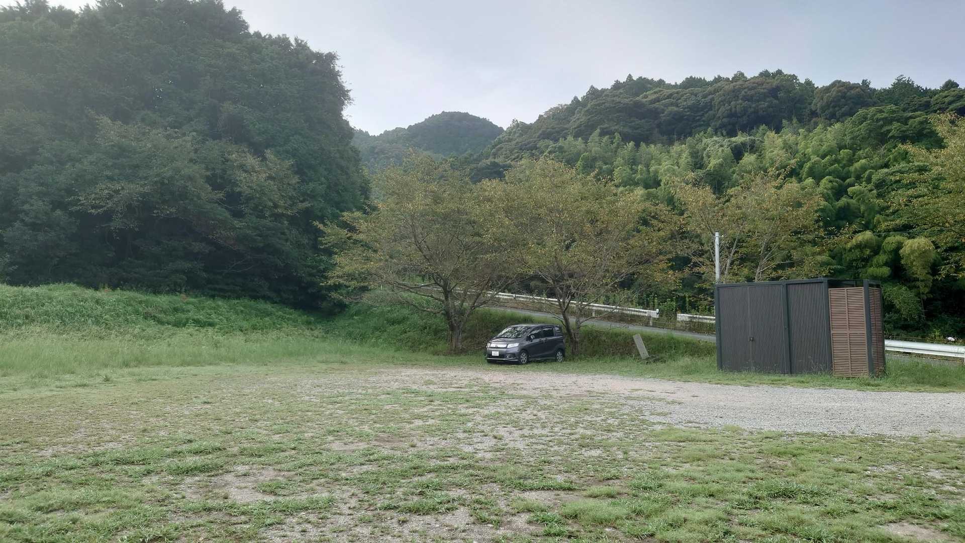 鞍手登山口に近い駐車場に停めました。右側に見えてるのは男女共用のトイレです。まぁまぁ綺麗でした。自販機もありましたよ。
気温は23.8℃。まだ涼しいです。
