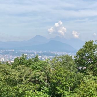 由布岳、鶴見岳と高崎山
