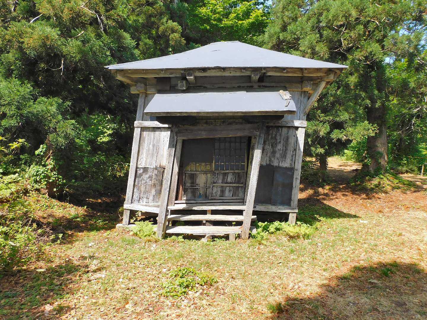 傾いている神社
