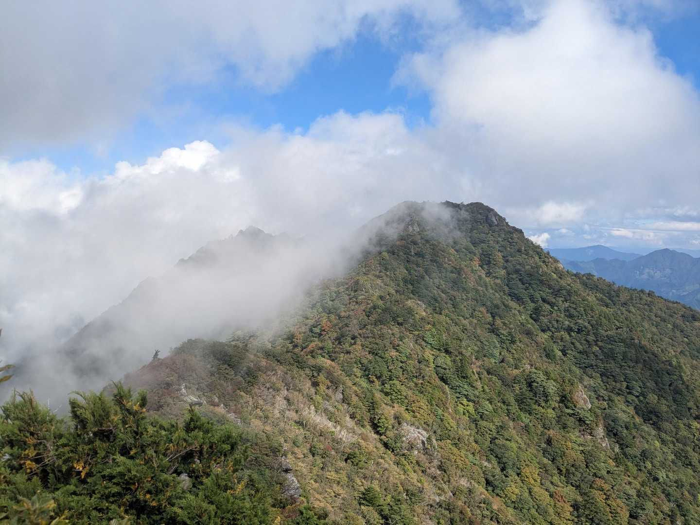 肉淵林道登山口-二ッ岳-エビラ山-黒岳-権現山 縦走コースの写真