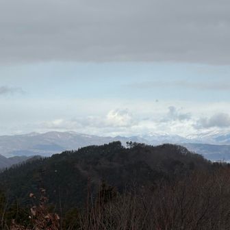 太郎坊山の向こうに
半田山や蔵王が見える✨
あっちでは青空が広がっているけれど…