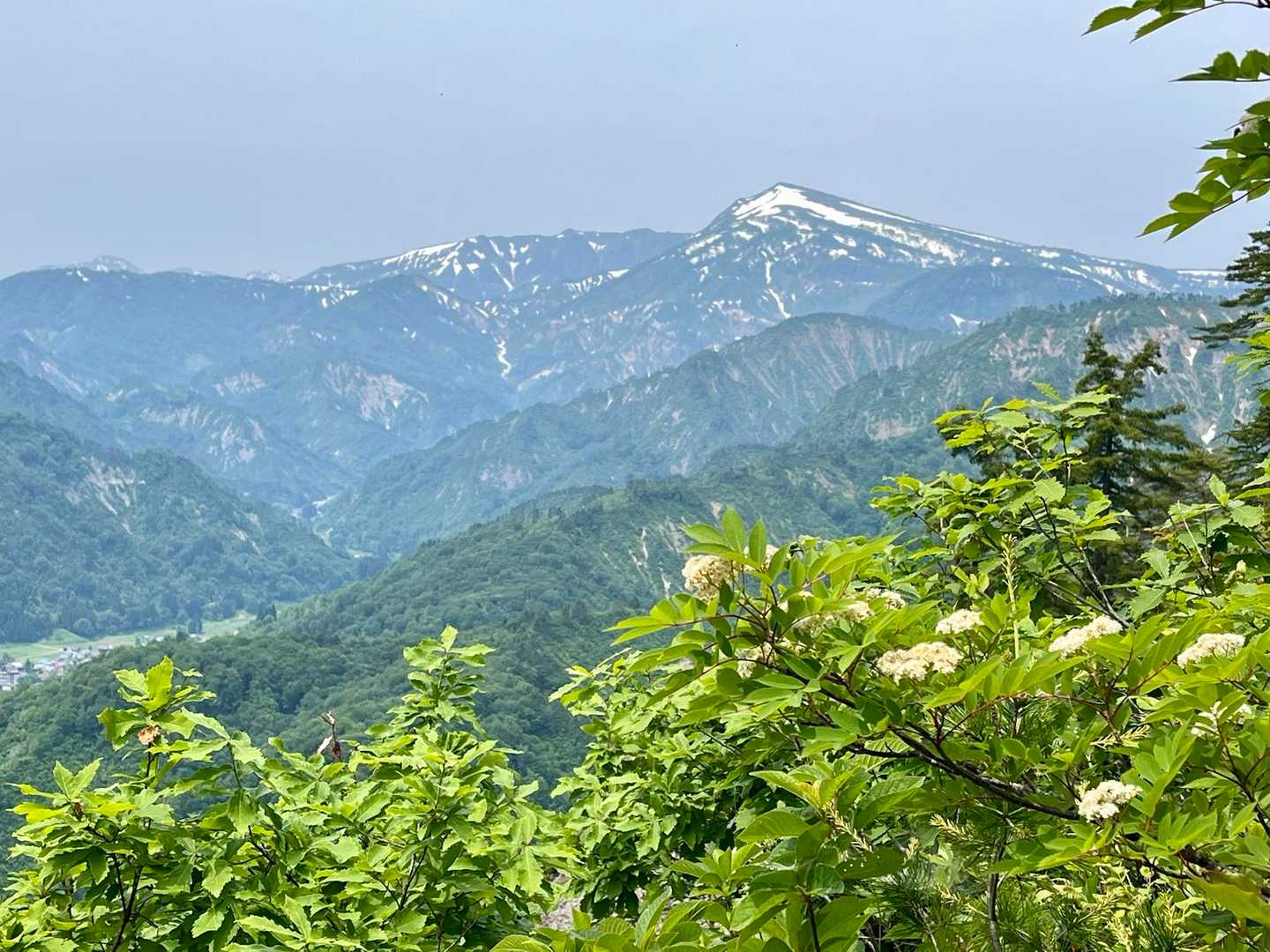 休憩してるうちに天気が良くなってきたよ🙌
浅草岳もまだ雪被ってるね🏔️浅草岳、鬼が面山から登って見たいのよー✨今年行けたら嬉しいんだけどなぁ🥰