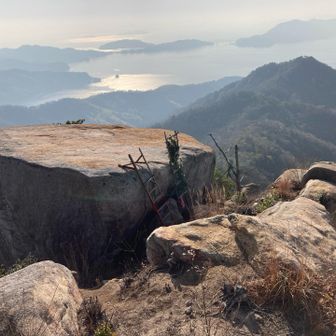 デカイ、テ－ルブ岩が。
ランチ場所にいいかも。