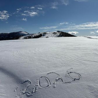 先行者が書いた2026と会津駒ヶ岳😁
中門岳の山頂で昼食をとりましたが、無風で全く寒くなかったです。