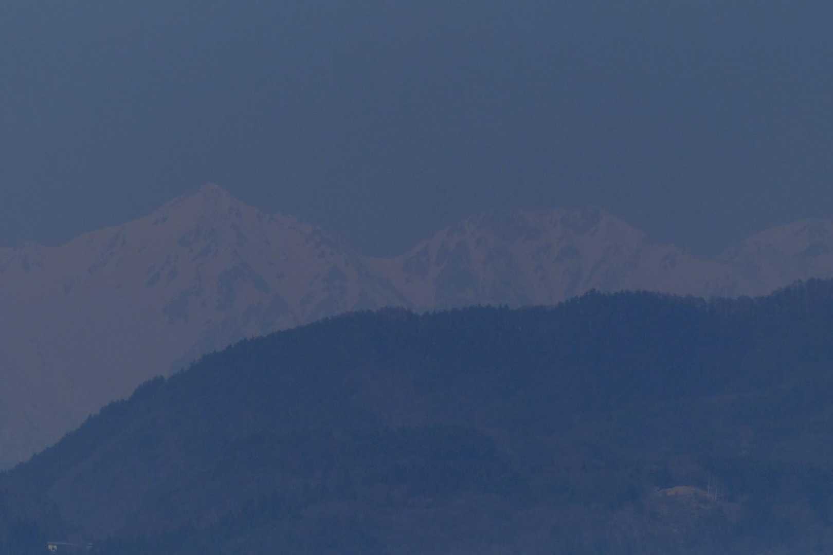 ちょっと下った所から春霞で霞んだ白馬方面がなんとか見えました。
