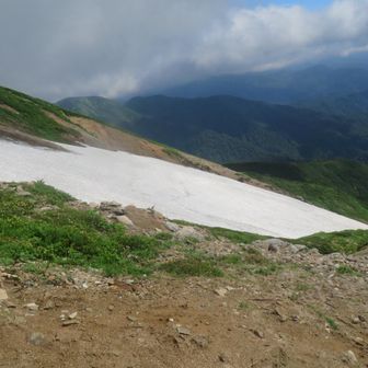 銀玉水の上の雪渓は、まだ一部残っています。
（登山道はありません）