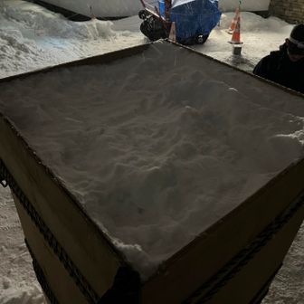 ミチミチに雪！！

雪像の土台かな？⛄️
毎年、雪まつりの時期に合わせて
山頂にモーリス雪像が作られてたらしい！✨

去年はなぜか作られてなかったから
今年もモーリスかな？
完成が楽しみ😊❄️