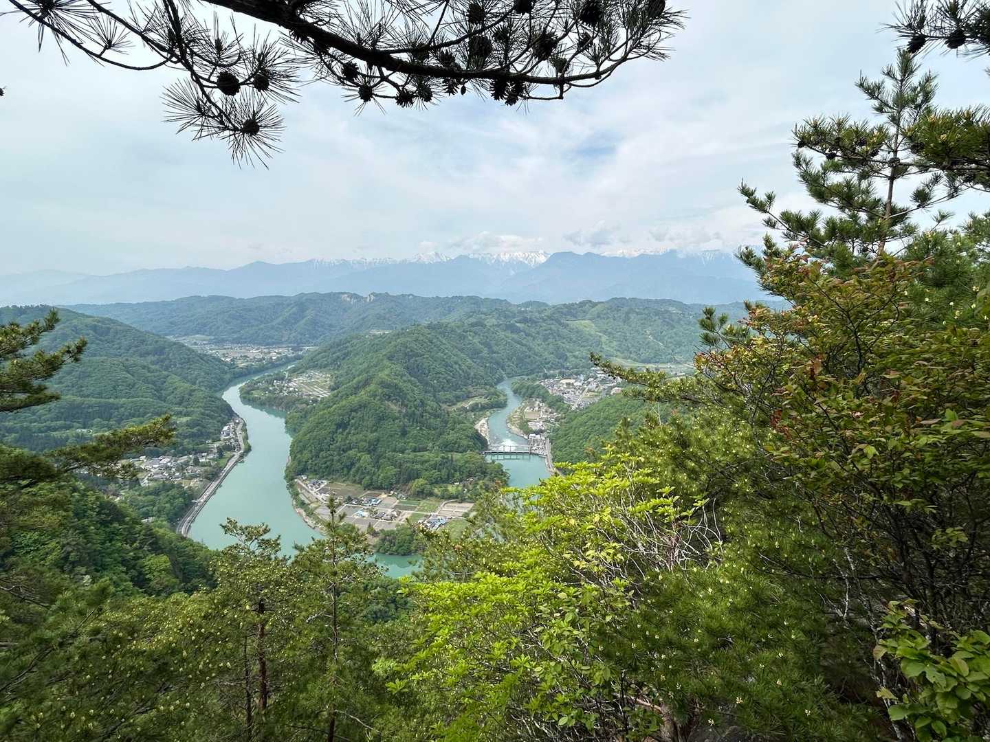 おおこば見晴台　犀川　奥に蝶、常念、大天井、有明山