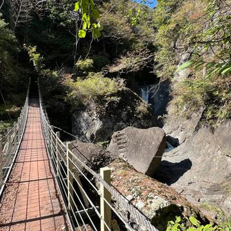 竜仙橋からの大柳川
右手に天淵（あまんぶち）の滝