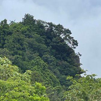 少しの間、霧が晴れて、竈門岩より上宮が見えた。