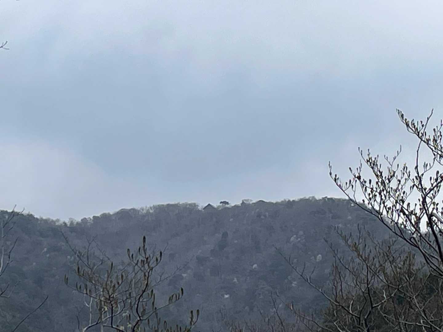鬼ケ岳👹山小屋が見える