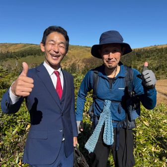 スーツで登山する佐田社長と遭遇！スリーピース着ているのに汗を全然かいてなかった。超人だ。
ちなみにこの写真でスーツが値引きになるそうです😁。