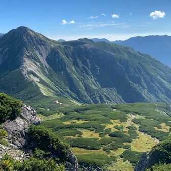 小さく三俣山荘が見える。