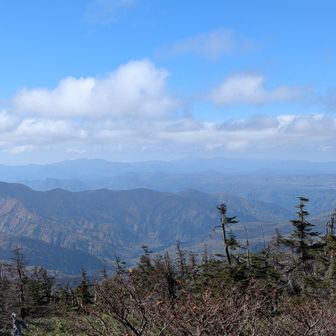 秋田方面。この紅葉した山々の雄大さは写真では伝わらないなあ。腕ないしな。天気よければ鳥海山まで見えるらしいから素晴らしいです✨