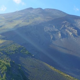 三ツ峰型の左側が最高地点の剣ヶ峰、富士宮ルートは中央左の窪地に繋がっている。中央右の窪地は御殿場ルート。