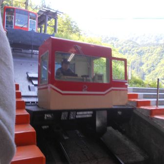 前部に貨物用台車の付いたケーブルが下りて来て...美女平まで７分間．