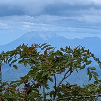 山頂端っこから遠くに見える大山をズーム