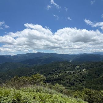 山頂からは高原の逆側の眺望も