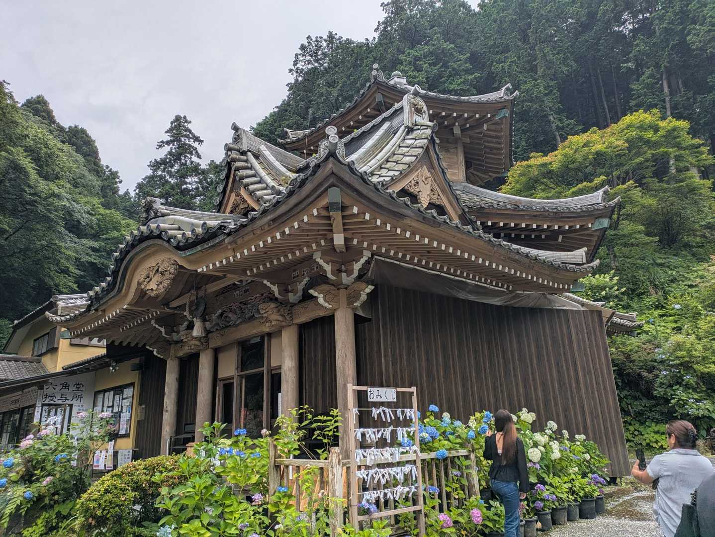天台宗太平山蓮祥院六角堂は天長４(８２７)年に慈覚大師円仁により創建されたと伝えられ、太平山の別当寺院として信仰を集めたようでした。明治時代に神仏分離によりここの山下におり明治３８年に京都の六角堂を模して建立したようです