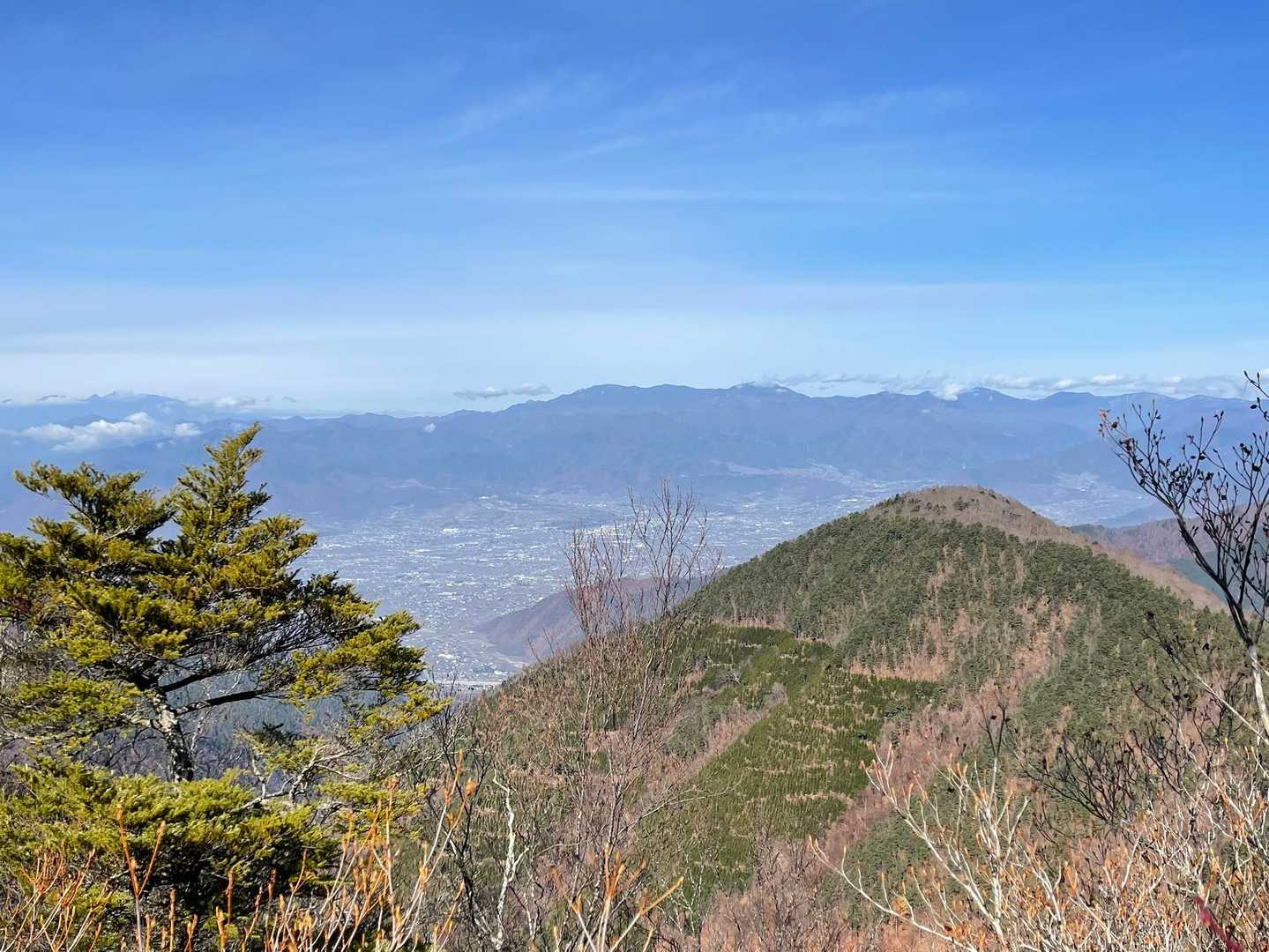 最後の釈迦ヶ岳へ向かう途中、金峰山(正面)が見えました😄