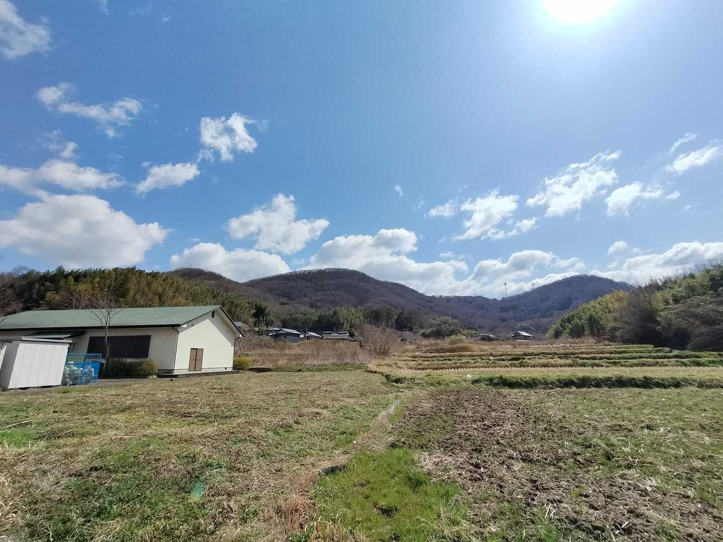 人里まで降りてきました。
先程歩いてきた山々。
右から綾歌竜王山、横山、大原。