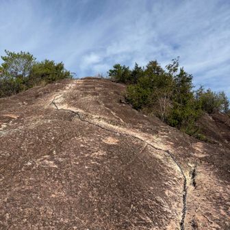 小野アルプスや宝塚アルプスなどと同じような岩の登り。
ここは鎖付き。