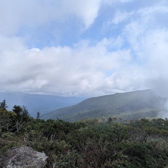雨が降る前の中岳ピストンが微妙なうえに、青空が見えたのはこの一瞬…
早池峰山へ向かう岩手のお二人とお話しながら様子見👀
(今日お会いしたのはこのお二人だけ💧)