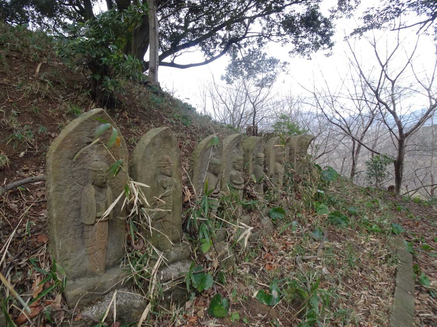 石仏が守る様に並んでます。

(所々ない所がありますが)