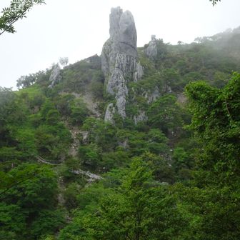 　ガスのため風景を楽しむことなく足元をしっかり見て下山。こちらは「天地一切の悪縁を断ち現世最高の良縁を結ぶ」という大劔神社の裏にそびえる御神体である御塔石(おとういわ)。
　今日も無事の山行でした。最後までお読み下さりありがとうございました。