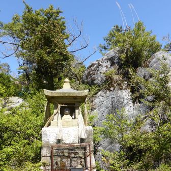 祠と大岩　古処大神とある
