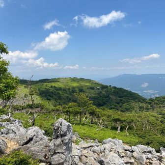 山頂へ行く途中。結構勾配キツめです。
山荘から、せっかく登ったのに、一度降るんですね…