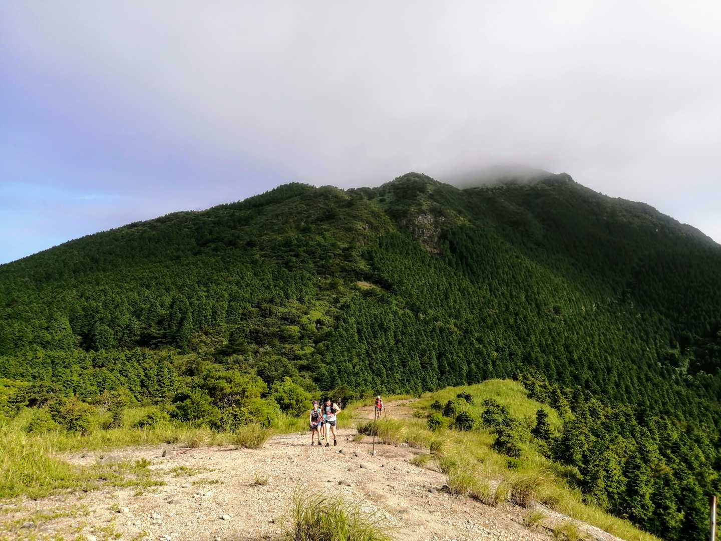 振り返りの俵山。