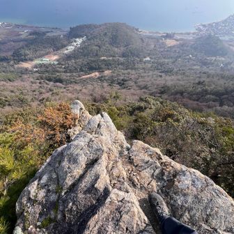 岩の先は垂直に切れ落ちていて、怖い😱
写真じゃ伝わらないな〜