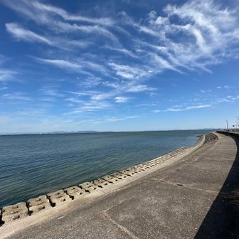 三河湾到着ーーーー🙌
天気良くて景色最高やん💙

知多半島を伊勢湾から三河湾へ横断できました✨✨
歩きやすくて熊いなくて海が見えるし、桜や紅葉も綺麗そうだし、直売所とかえびせんべいの里とかちょうど良い場所に立ち寄れる所があり、とても良いハイキングコースでした🐾また歩きにきたいなぁー！