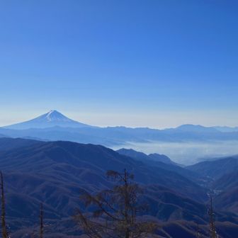 快晴の時でも甲府盆地は必ず霞がかかってるな…