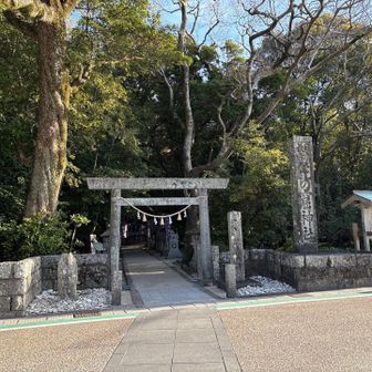 「花の窟神社」に寄り道。

日本最古の神社で「黄泉の国と接する場所」と信じられていた場所。

昔はひっそりとした神社でしたが、大谷翔平選手が参拝したとやらで有名になり、神社前に茶屋が出来てました😀