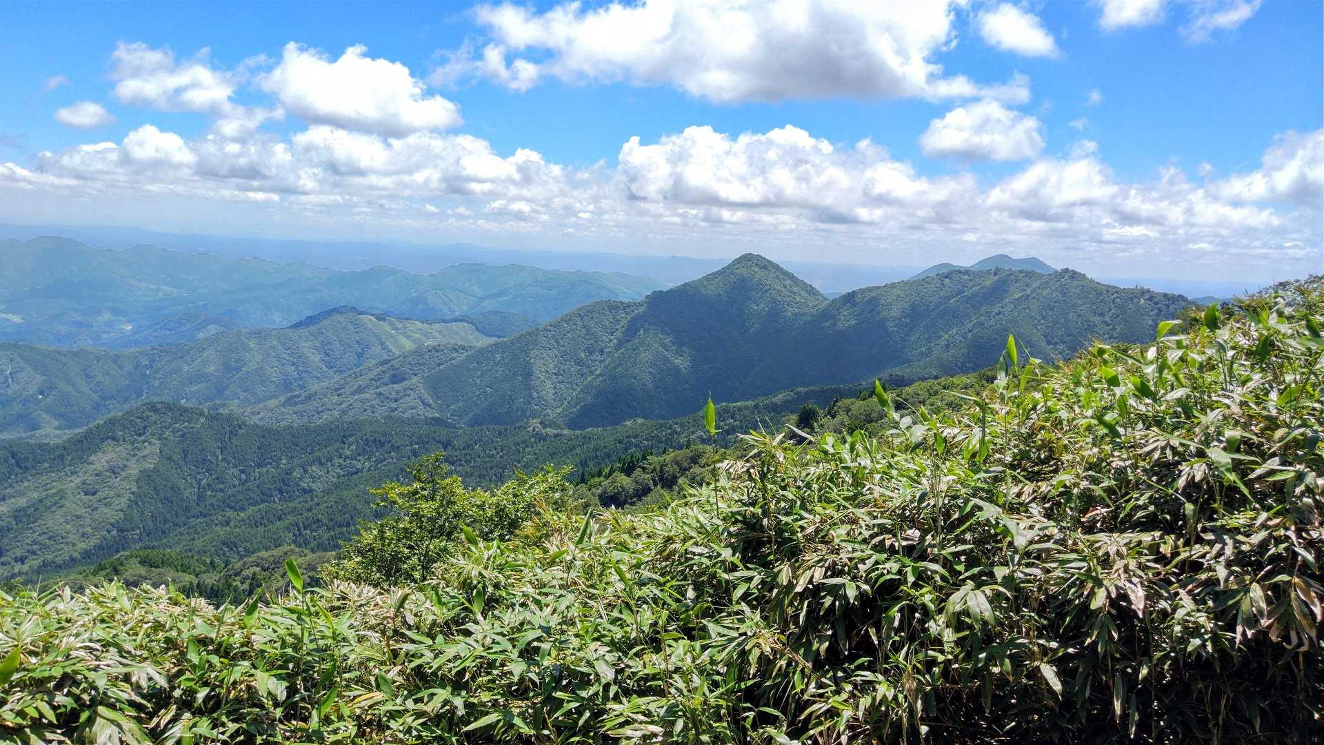 角ヶ仙(ツノガセン)▲、花知ヶ仙▲の奥は泉山▲