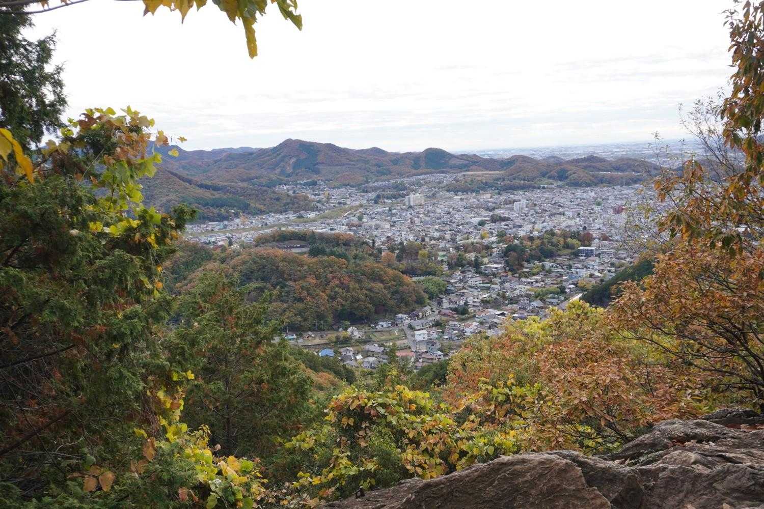 トンビ岩から桐生市内を望む