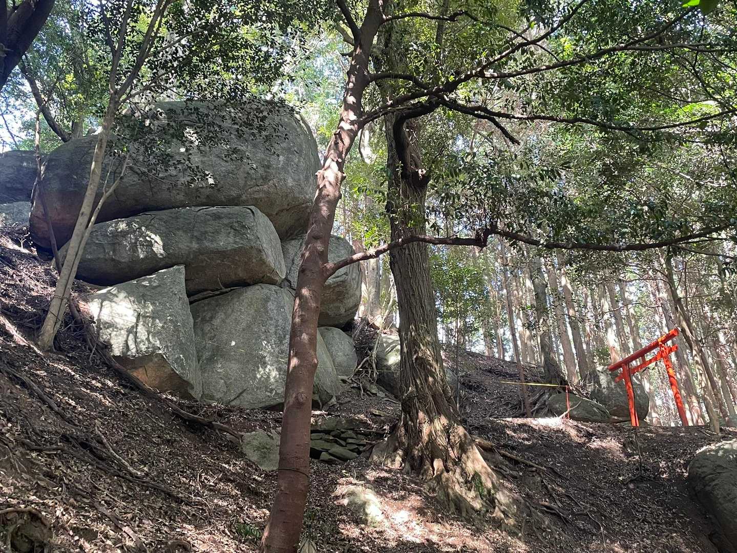 一際大きな岩の塊群は、、、
大きな岩が三層に重なる
弘法の護摩岩（こうほうのごまいわ）