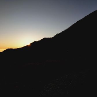 ピラミッド峰越しのご来光を拝んで下山開始🌅