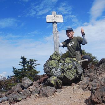 帝釈山の山頂標で硬い表情のhamaさん😅
…「hama」に改名しようかな🤔
ちなみに、Tシャツは筑波山の877👕😆