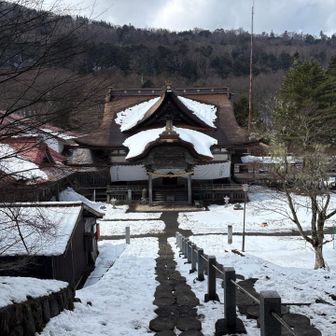よく見ると左右の青銅の灯籠がありません、積雪で壊れたそうです。