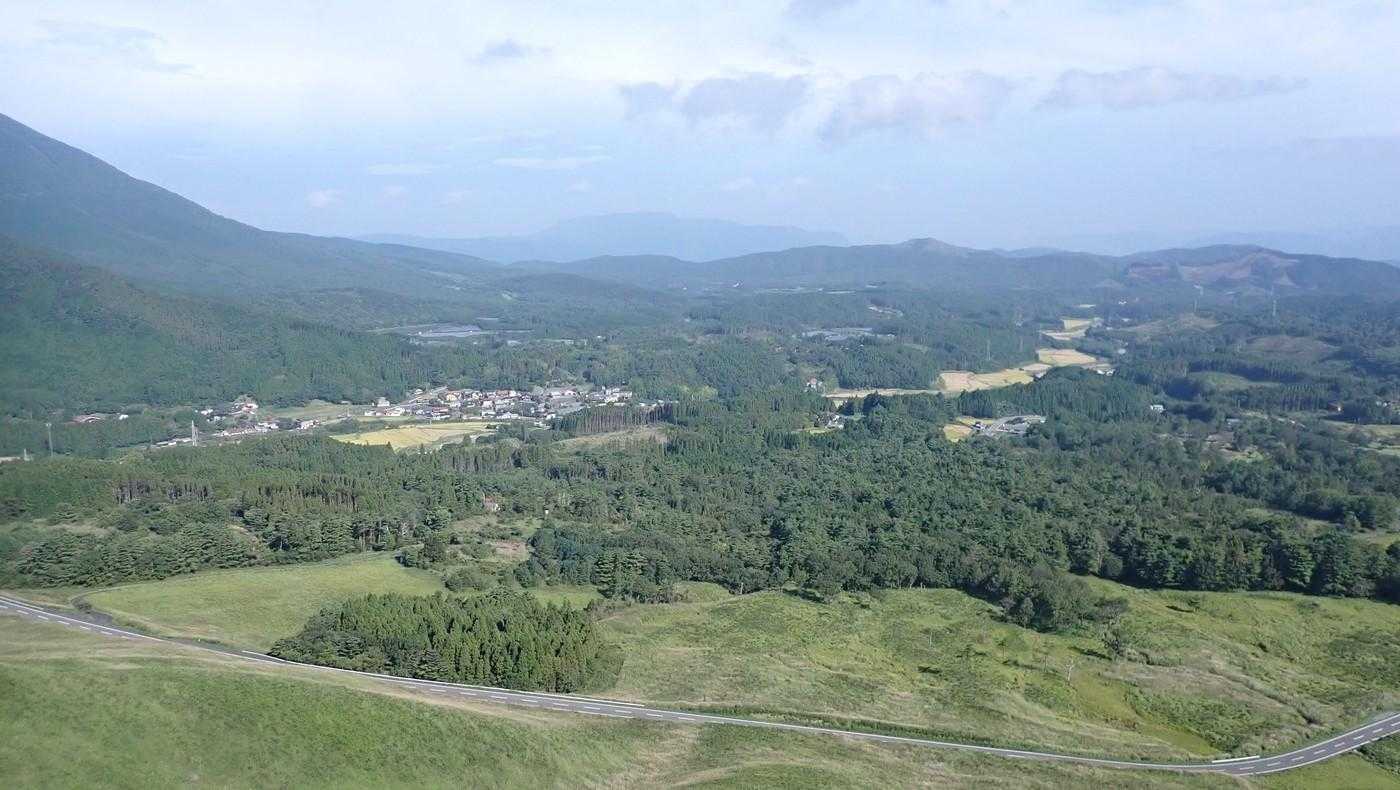 薄く見えているのは万年山。
風があって、汗冷えしそうなので、休まずに通過。