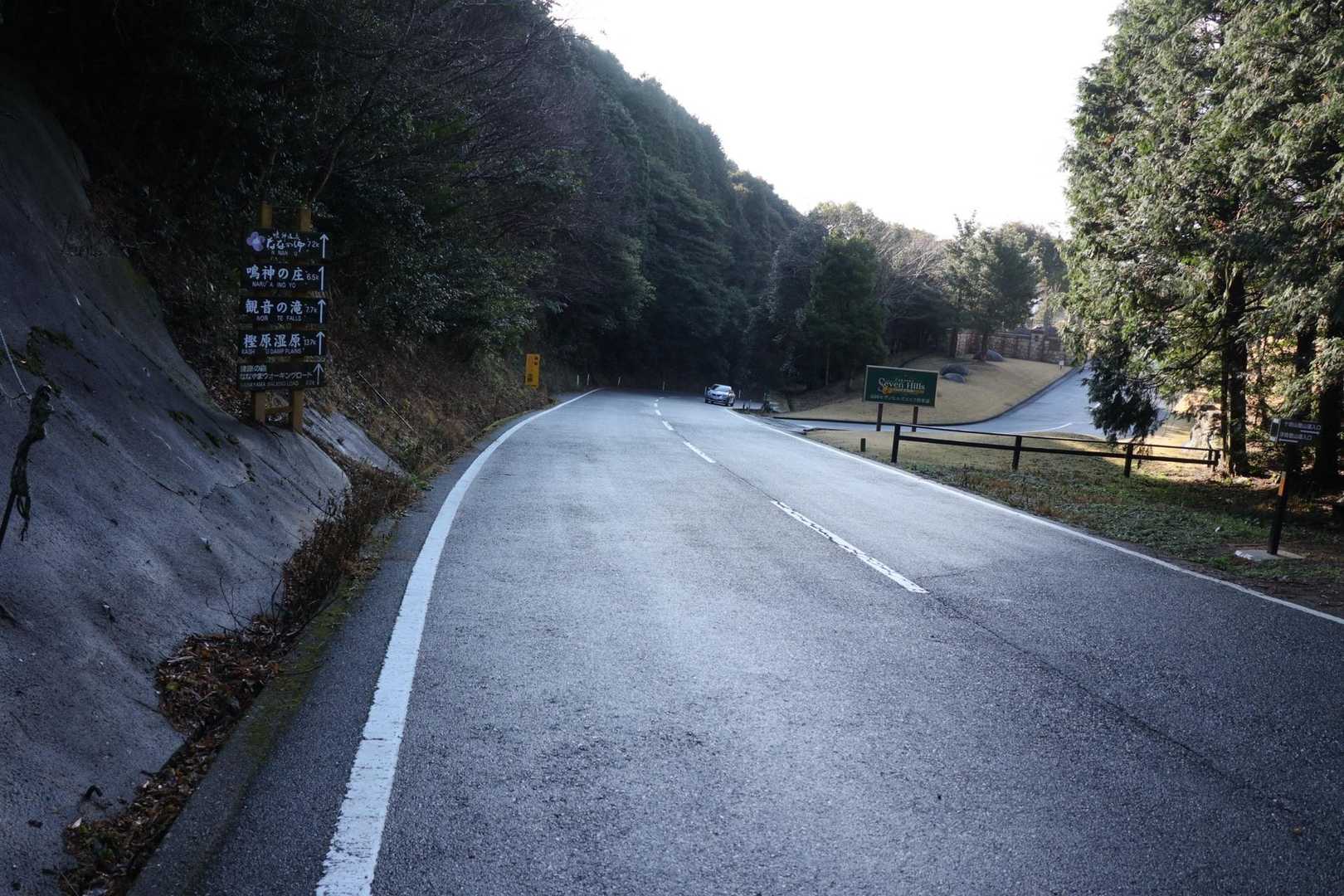 白木峠。奥は佐賀県側です。
ゴルフ場の入り口が右手にあります。
左手の法面が登山口。
駐車場はこの手前50mくらい手前の路肩に数台停められます。
トイレなし。自販機なし。
トイレやお買い物は麓のコンビニで済ませましょう。