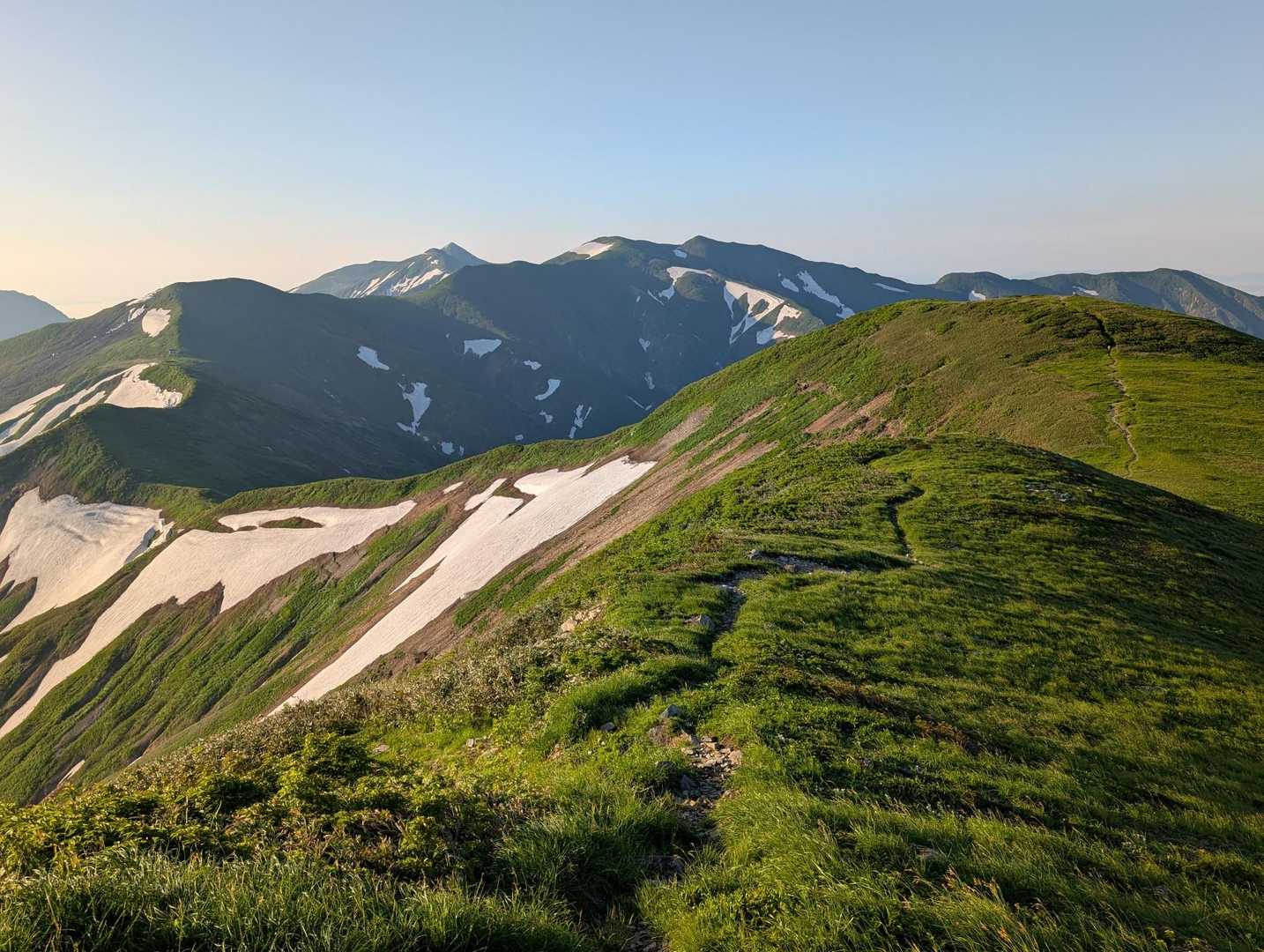 大朝日岳への稜線。気持ちいいけど疲れすぎて元気はない。