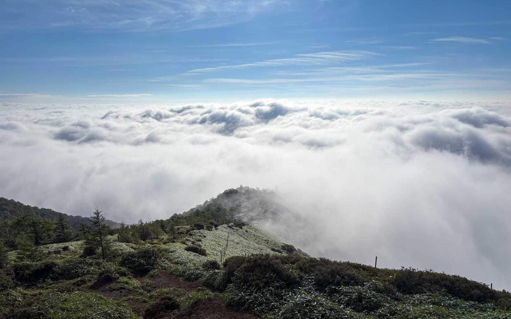女峰山往復 | 天空へ誘う回廊を越え、雲上を歩く。遥かなる山並みが織りなす絶景の写真