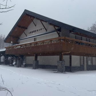 上高地観光センター。
夏は何度来ても人で溢れ、賑やかな印象しかなかった。それが今、雪に包まれ、静寂に満ちた風景として目の前に広がっている。こんな景色は初めて。