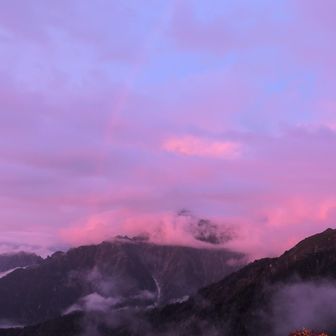 剱岳(雲の中)の左手から出てます🌈